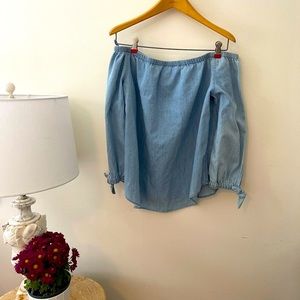 🆕 NWT off the shoulder shirt ♥️